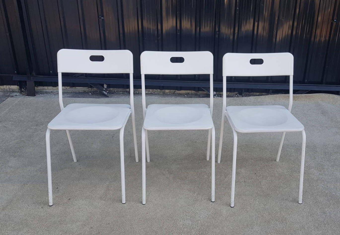 เก้าอี้ เบาะพลาสติก ขาเหล็ก สีขาว (3)