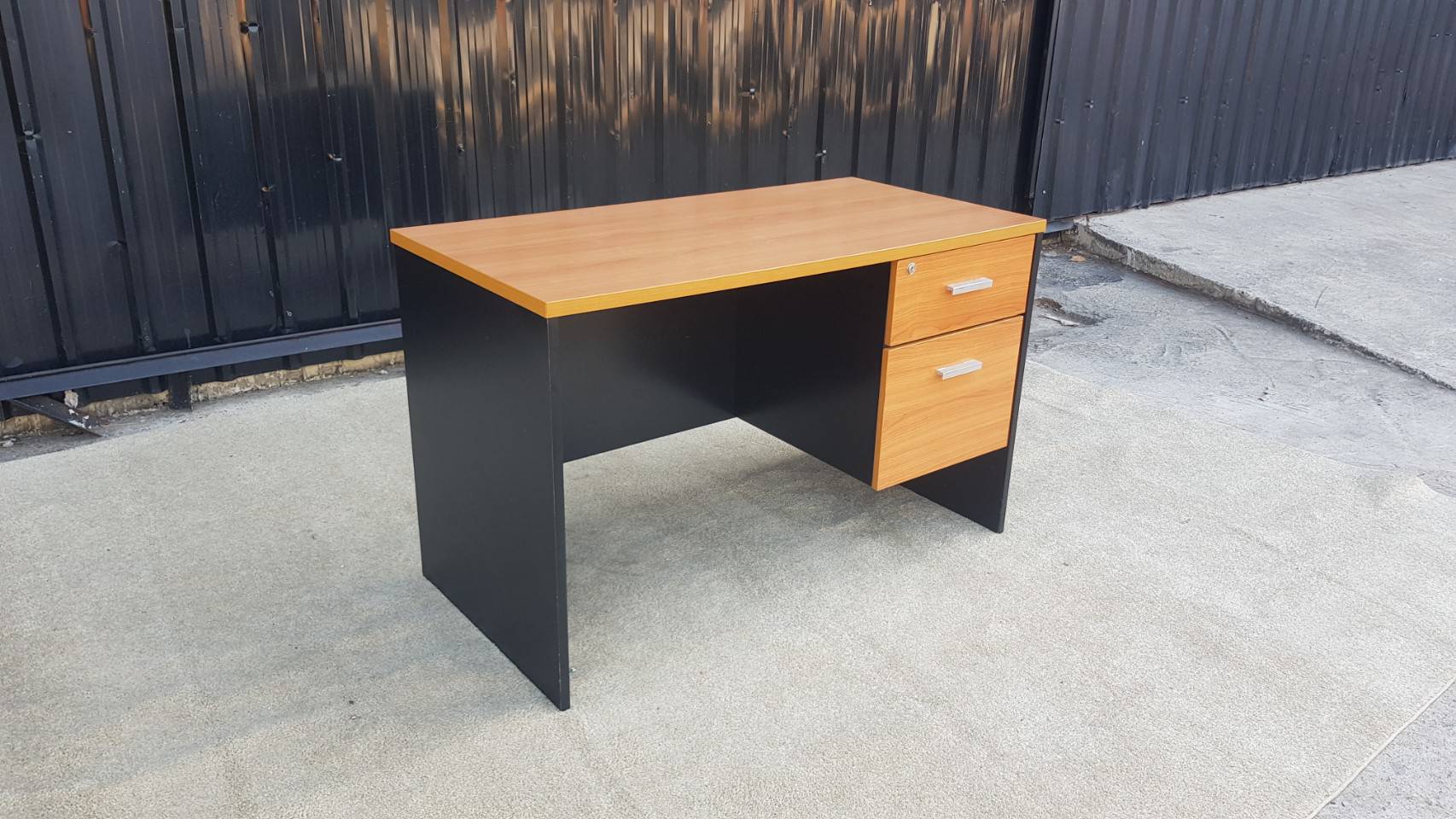 โต๊ะทำงานไม้ 2 ลิ้นชัก สีน้ำตาล (1)