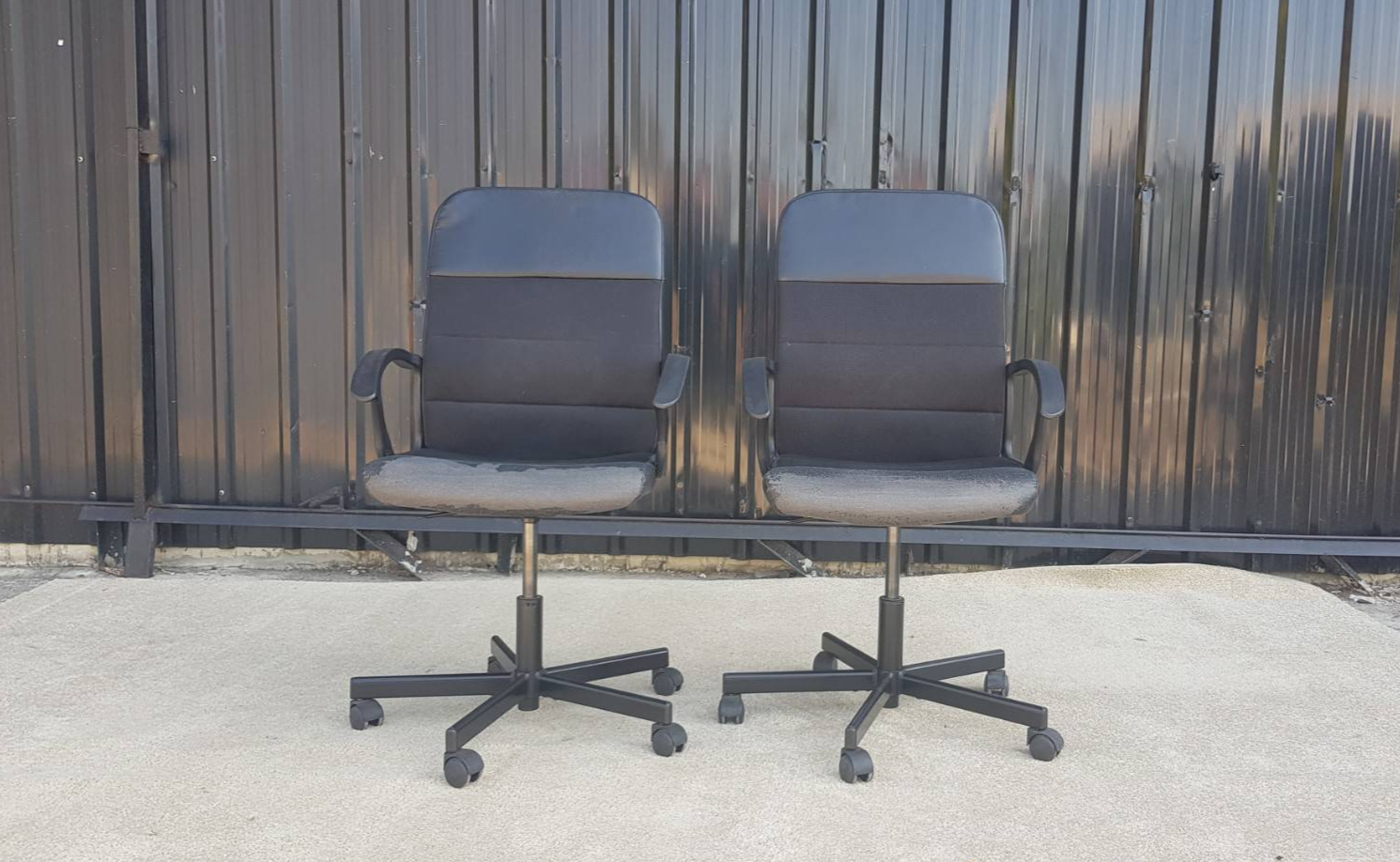 办公椅，钢制椅腿，皮革和织物座椅，黑色。