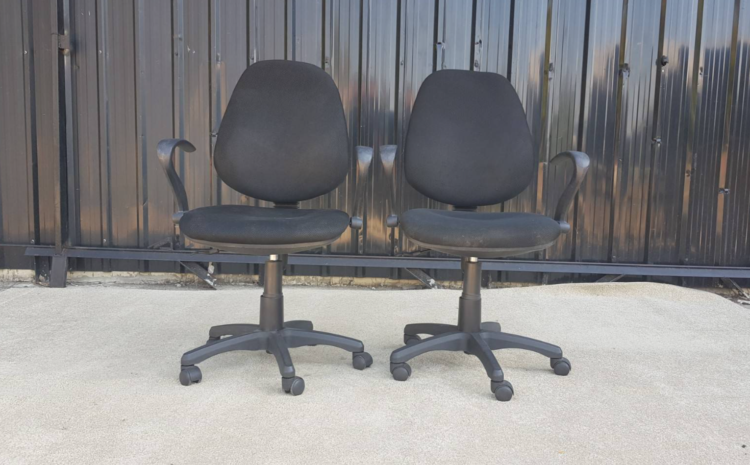 黑色办公椅，塑料椅腿，布艺椅面和靠背。