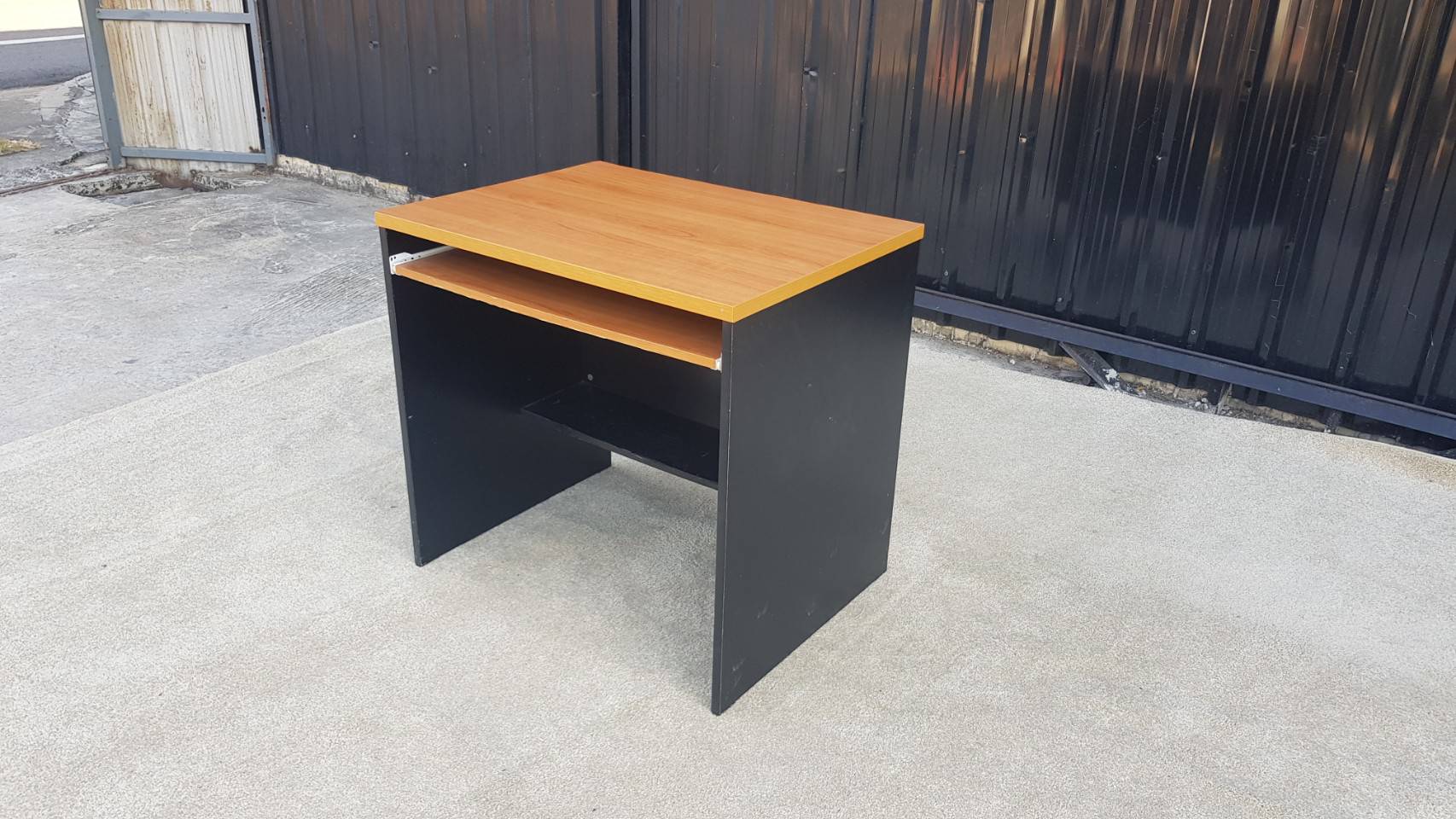 โต๊ะคอมพิวเตอร์ โครงไม้ สีดำ หน้าโต๊ะไม้ สีน้ำตาล  (1)