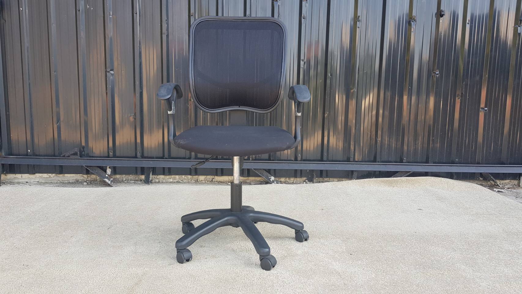 เก้าอี้สำนักงาน ขาเหล็ก เบาะผ้า พนักพิงตาข่าย สีดำ  (1)