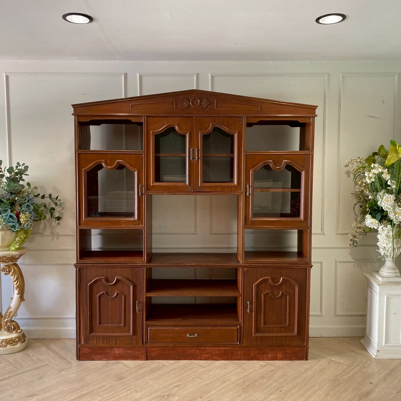 ตู้ไชว์ไม้ 6 บานเปิด 7 ช่อง 1 ลิ้นชัก สีน้ำตาล (1)