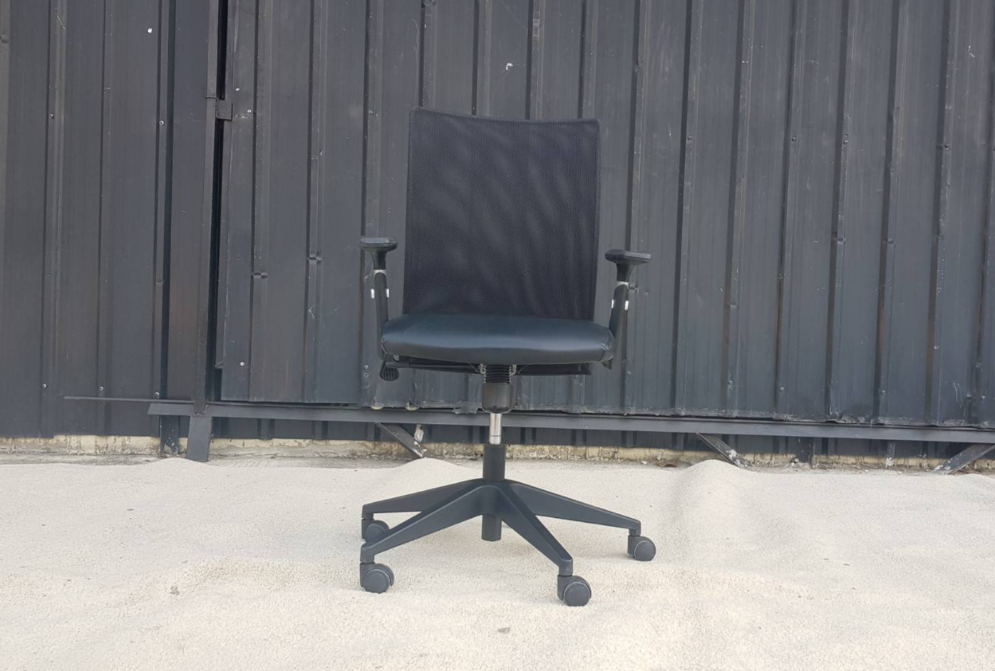 黑色办公椅，塑料椅腿，皮革座椅，网布椅背。