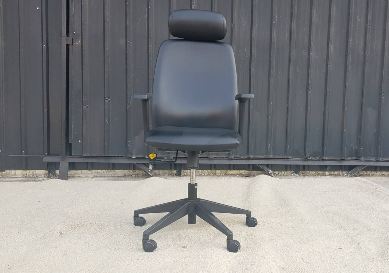 办公椅，行政椅，塑料底座，真皮座椅，带头枕的靠背，黑色。