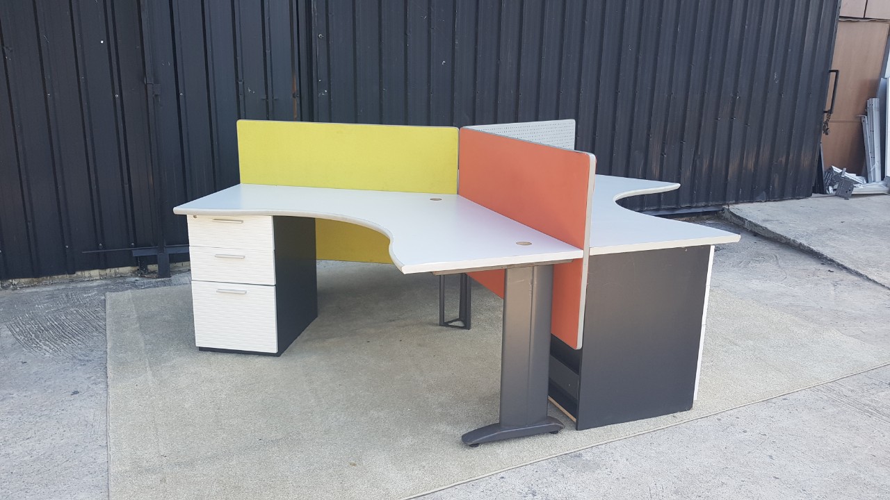 โต๊ะทำงานกลุ่ม 3 ที่นั่ง แบรนด์ UB ขาเหล็ก +ตู้ 3 ลิ้นชัก 3 ใบ +พาทิชั่นบนโต๊ะ 3 แผ่น (1)