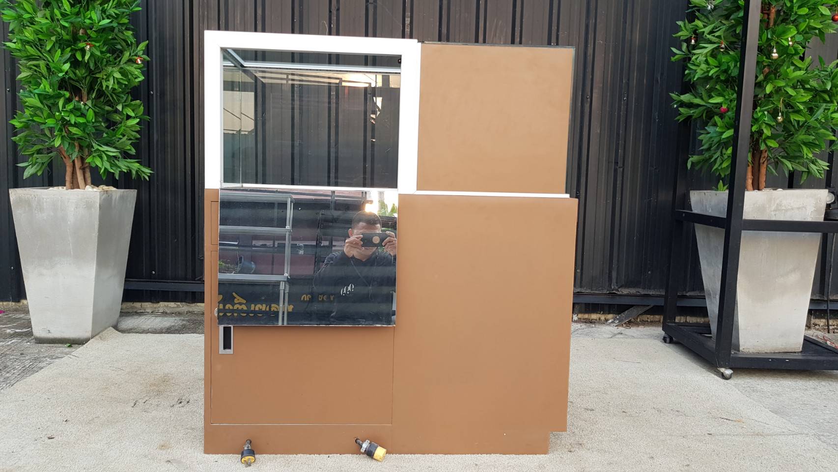 ตู้จิวเวลรี่ ตู้กระจกโชว์สินค้า 2 บานเปิด 1 ลิ้นชัก ฝั่งซ้าย สีน้ำตาล (1)