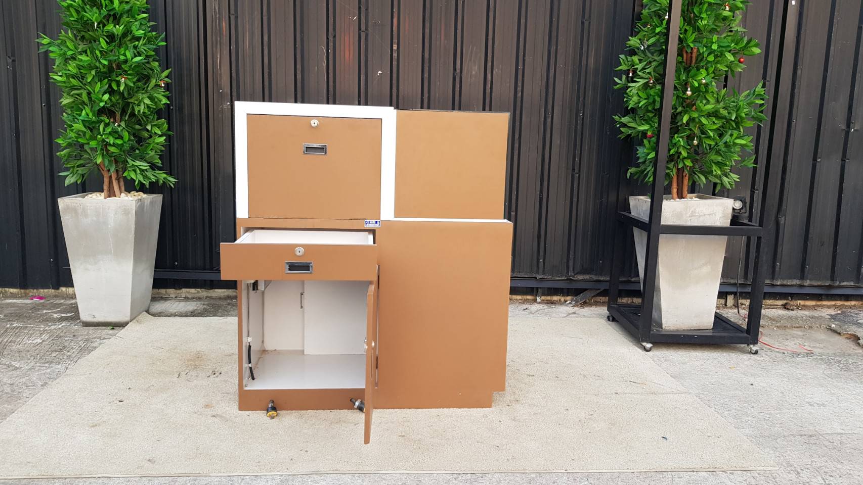 ตู้จิวเวลรี่ ตู้กระจกโชว์สินค้า 2 บานเปิด 1 ลิ้นชัก ฝั่งซ้าย สีน้ำตาล (1)