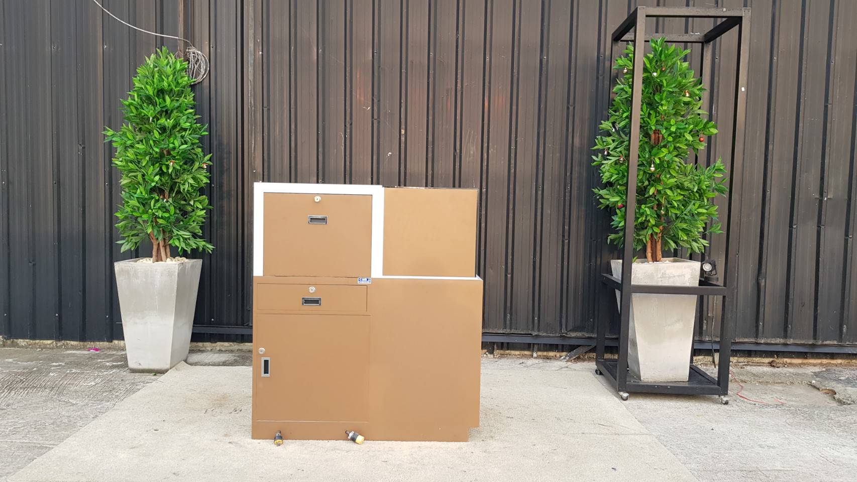 ตู้จิวเวลรี่ ตู้กระจกโชว์สินค้า 2 บานเปิด 1 ลิ้นชัก ฝั่งซ้าย สีน้ำตาล (1)