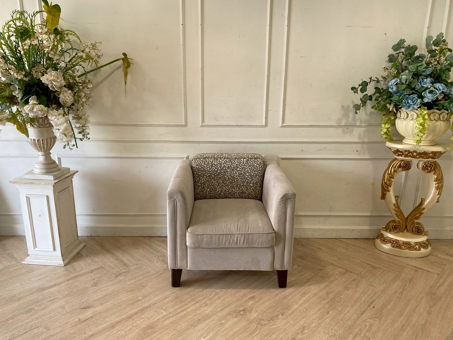 อาร์มเเชร์ ขาไม้ เบาะผ้า สีเทา (1)