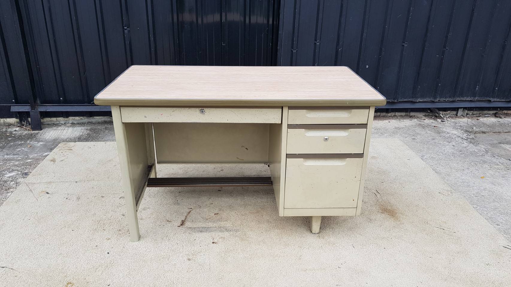 โต๊ะทำงานเหล็ก 3 ลิ้นชัก ท็อปไม้ สีครีม ยี่ห้อ TAIYO (2)