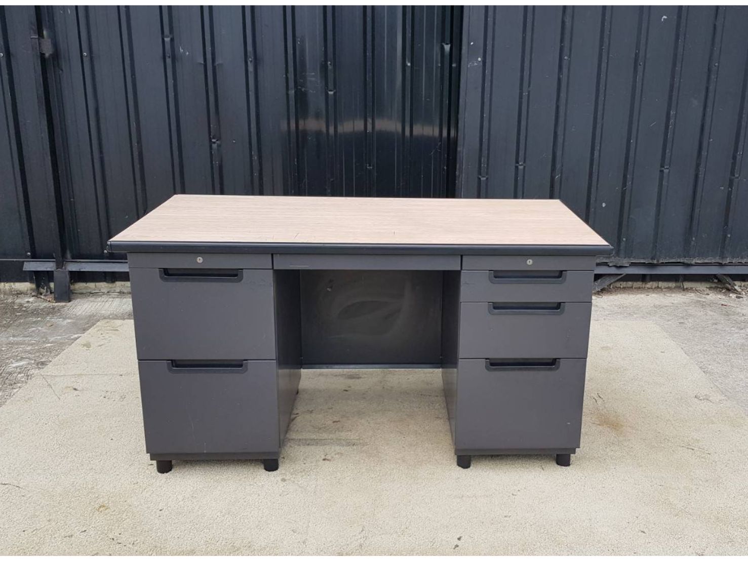 LEECO品牌深灰色六屉钢制书桌，木质桌面。