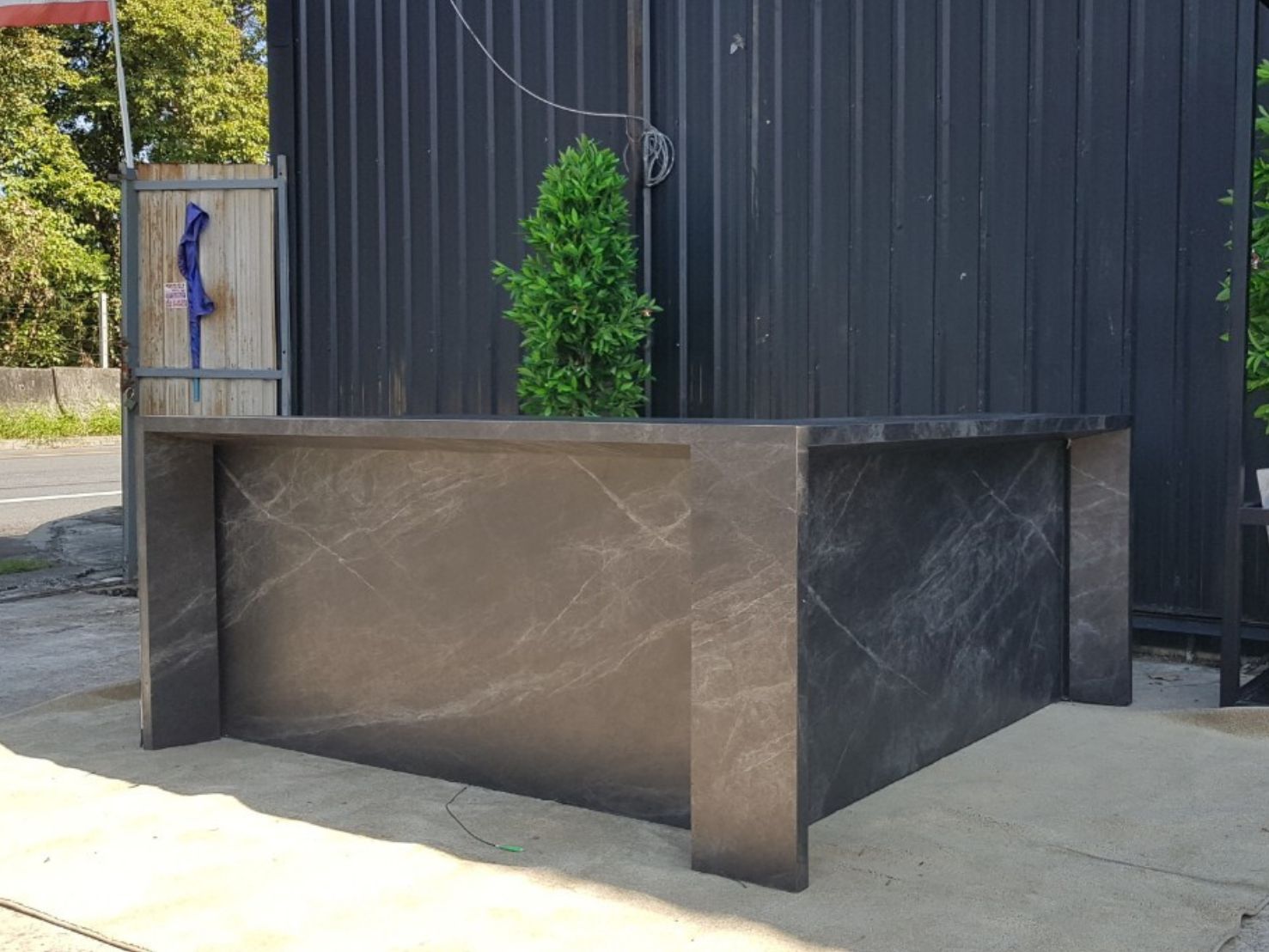 L型木质柜台，带2个抽屉，大理石纹理，深灰色