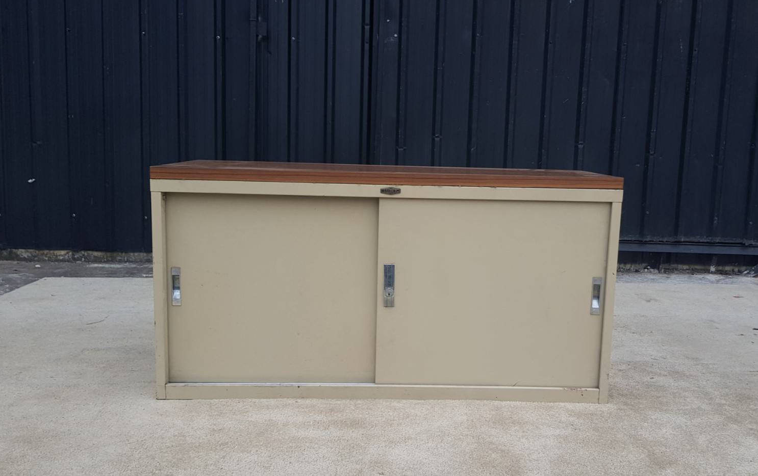 ตู้เอกสาร 2 ประตูบานเลื่อน ท็อปไม้ โครงเหล็ก สีเทา ยี่ห้อ Lucky (1)