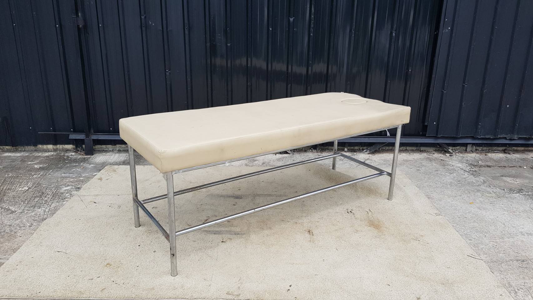 奶油色钢腿真皮软垫按摩床