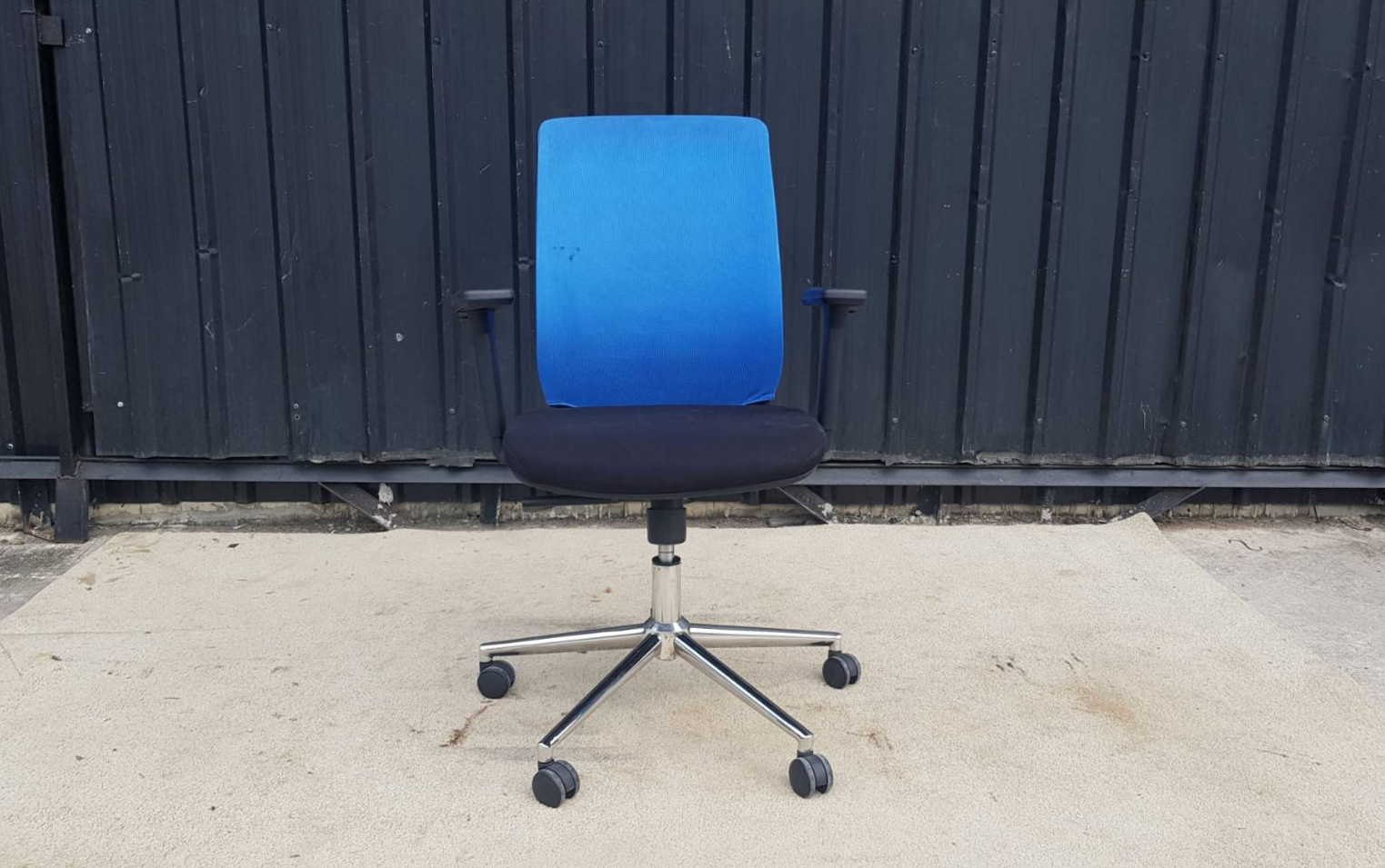 带轮办公椅，蓝色网布椅背，布艺坐垫，黑色钢制椅腿