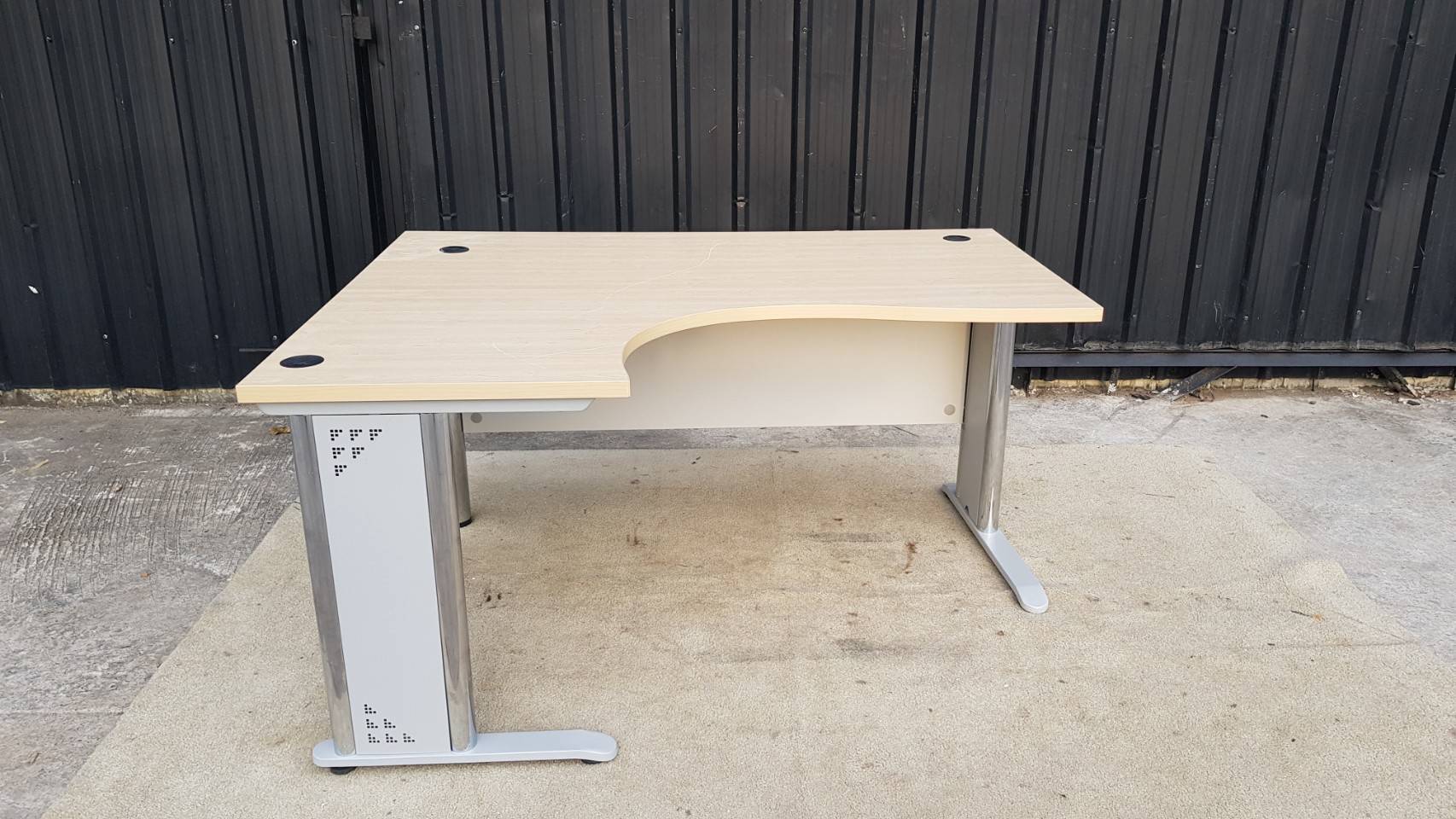 โต๊ะทำงาน เข้ามุมแอล ท็อปไม้ ขาเหล็ก สีขาว (1)