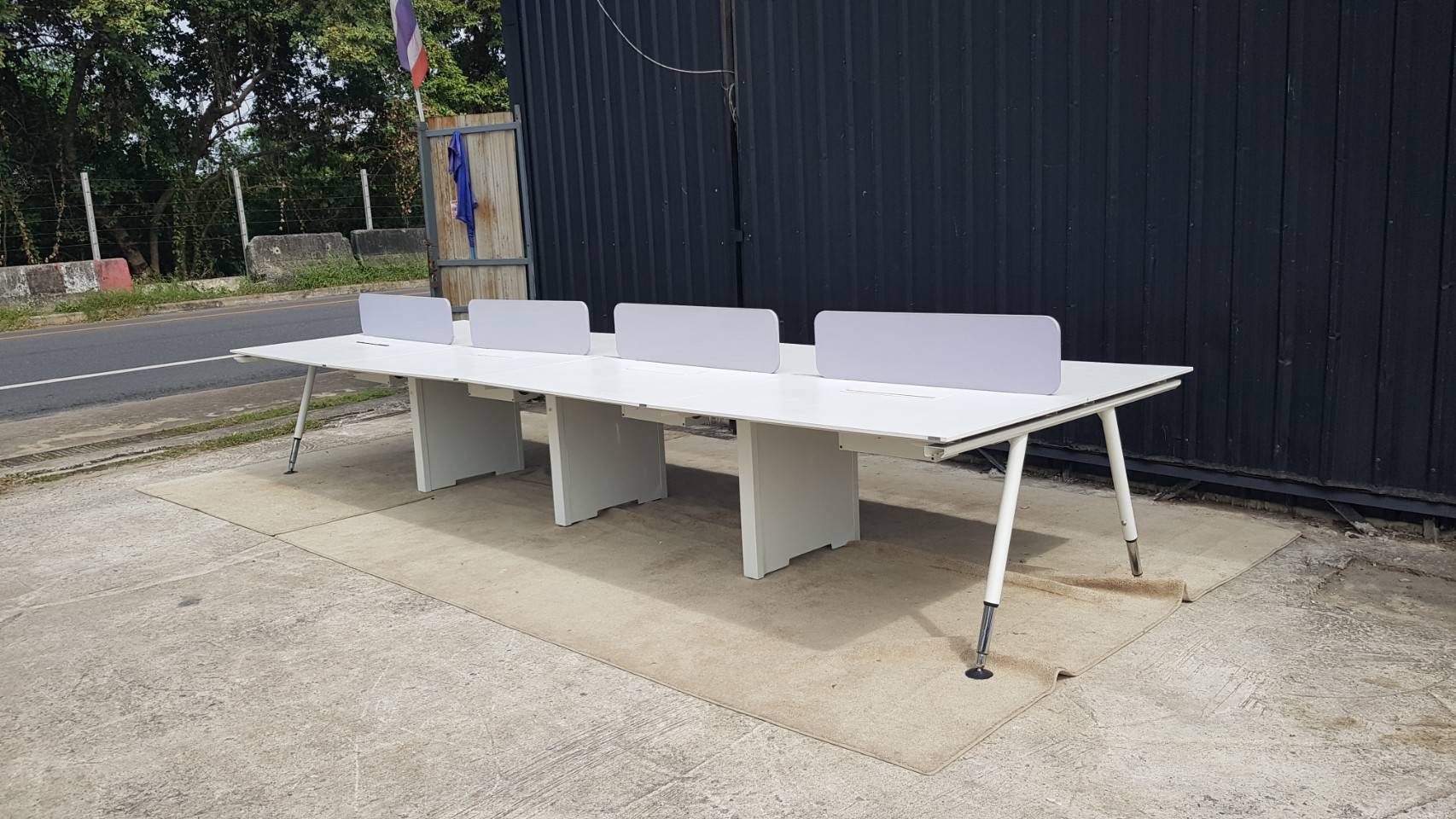 8人座团队办公桌椅套装，Rockworth品牌，带隔板，钢制桌腿，白色