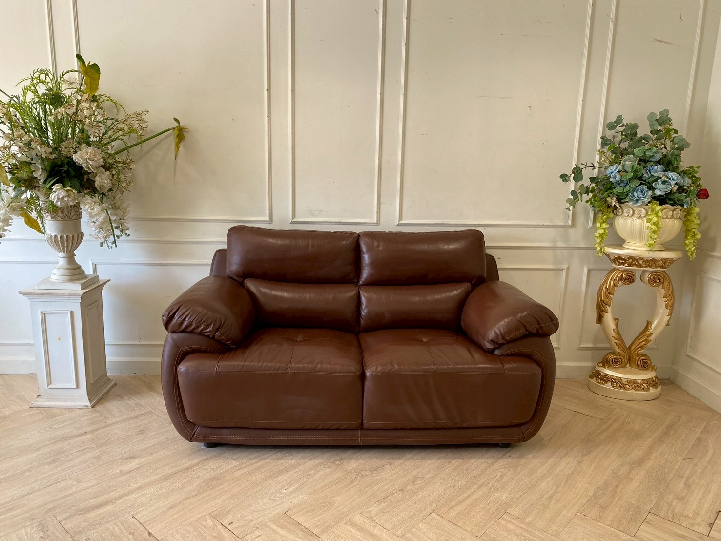 โซฟา 2 ที่นั่ง เบาะหนังเเท้ ผิวสัมผัส สีน้ำตาล ยี่ห้อ KONCEPT  (1)