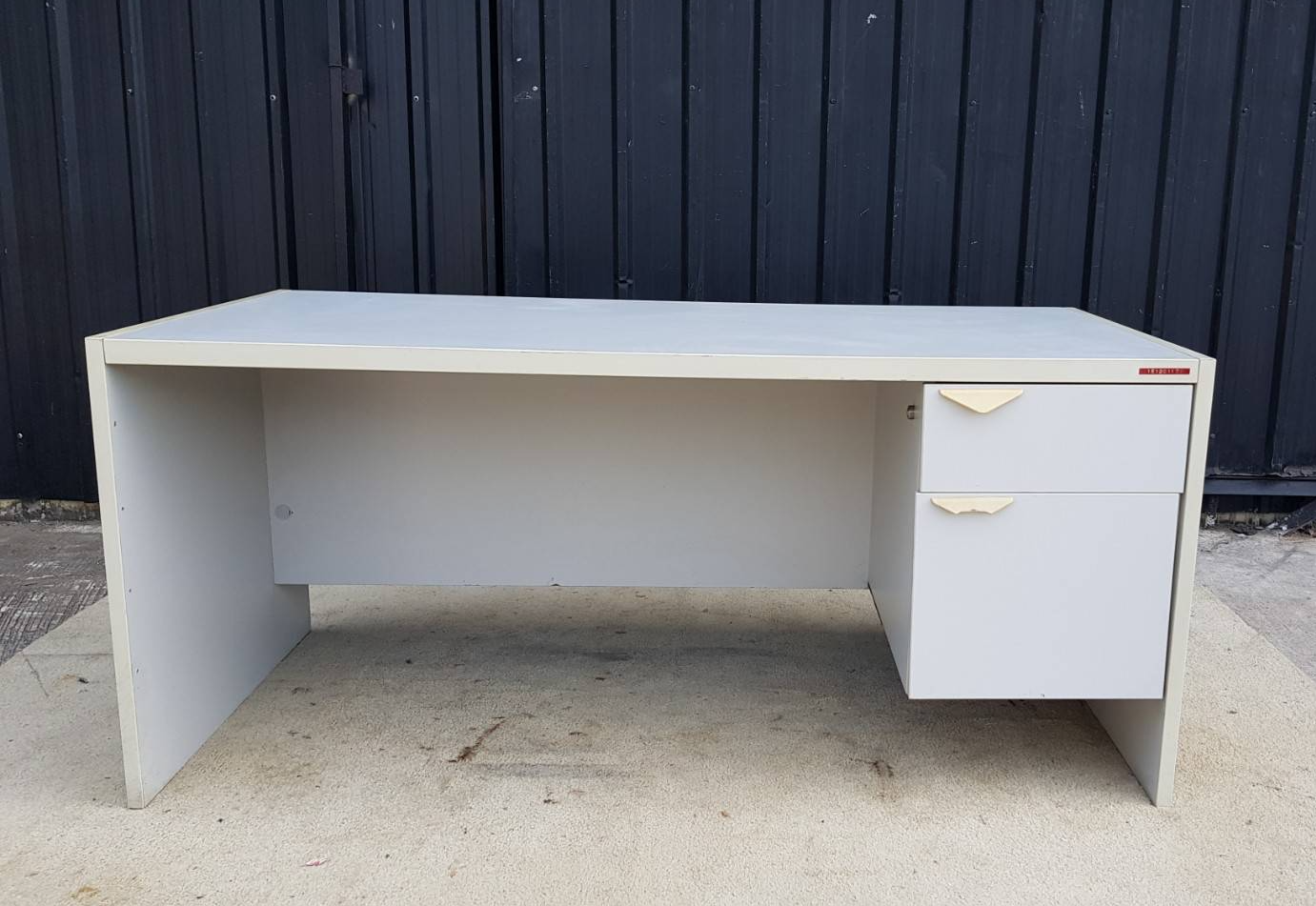 โต๊ะทำงาน 2 ลิ้นชัก โครงไม้ MDF สีเทา สูง 75 cm (1)