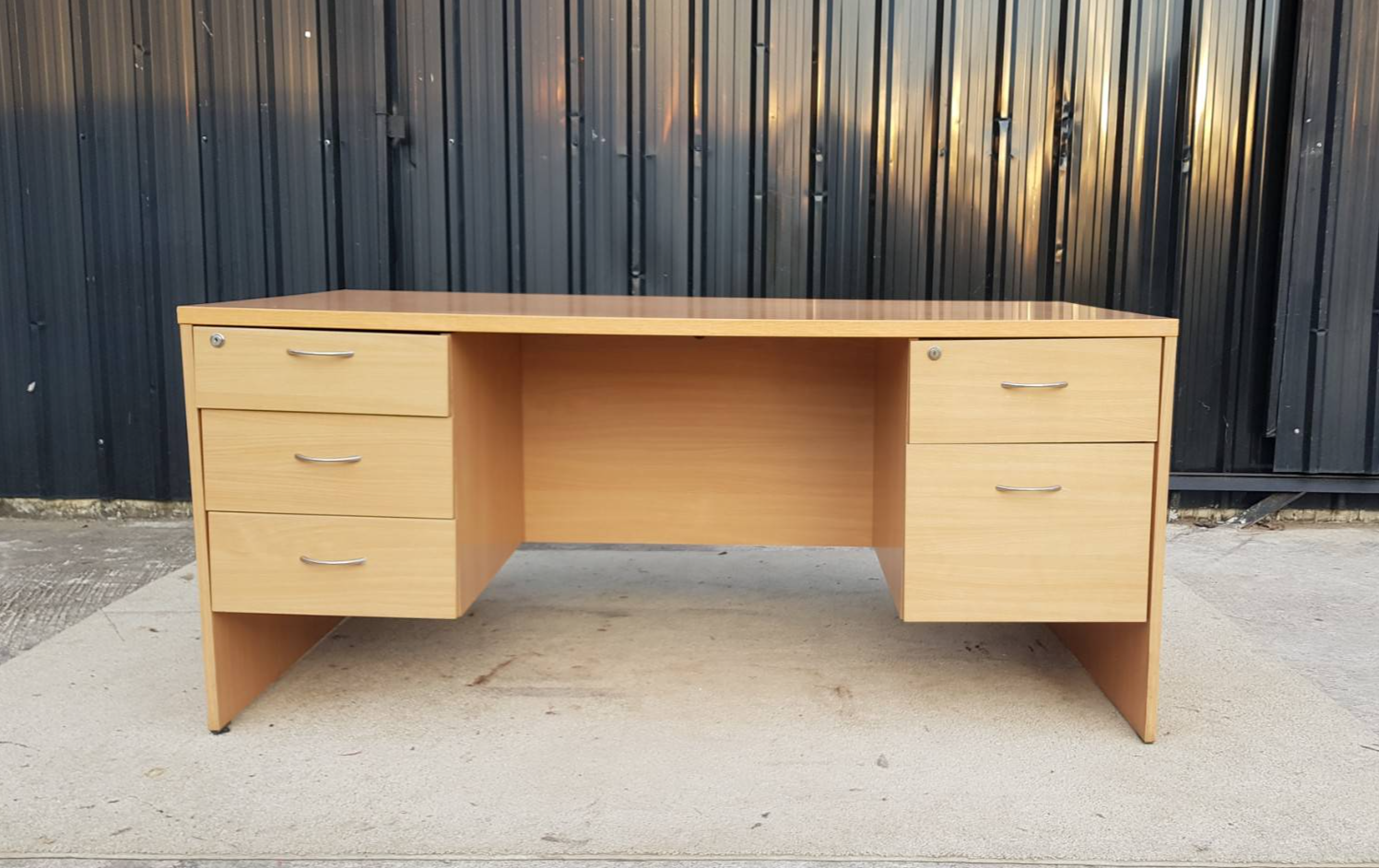 五屉书桌，棕色木质框架