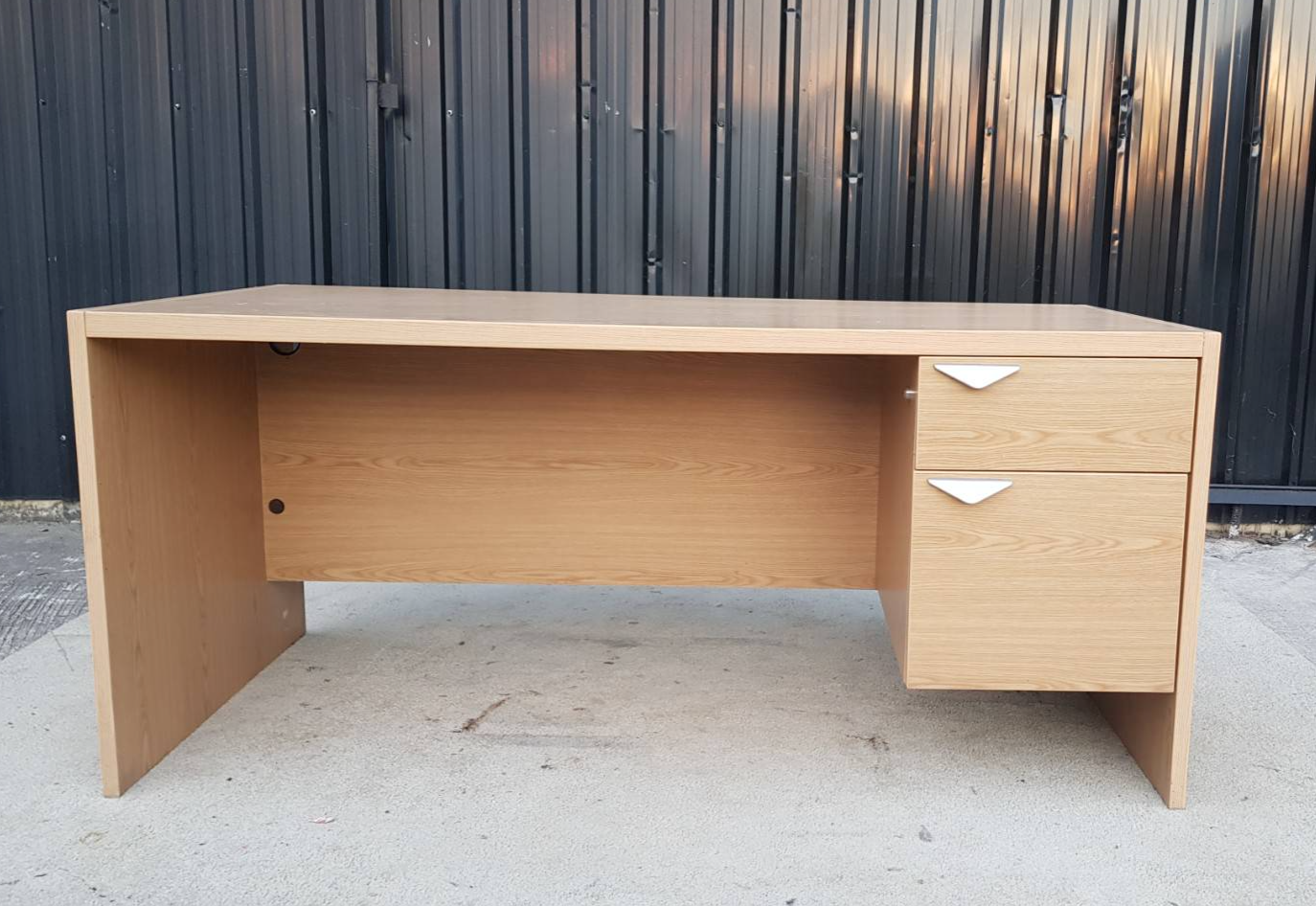 โต๊ะทำงาน 2 ลิ้นชัก โครงไม้ สีน้ำตาล  กว้าง 165 cm (1)