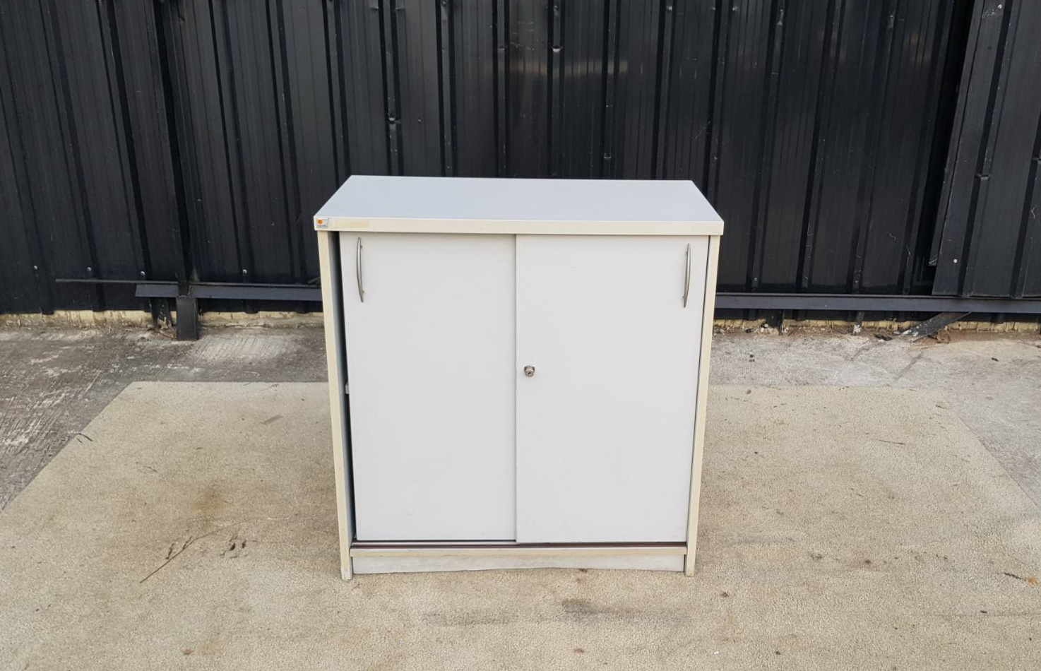 双门滑动文件柜，白色木质框架，TAIYO品牌