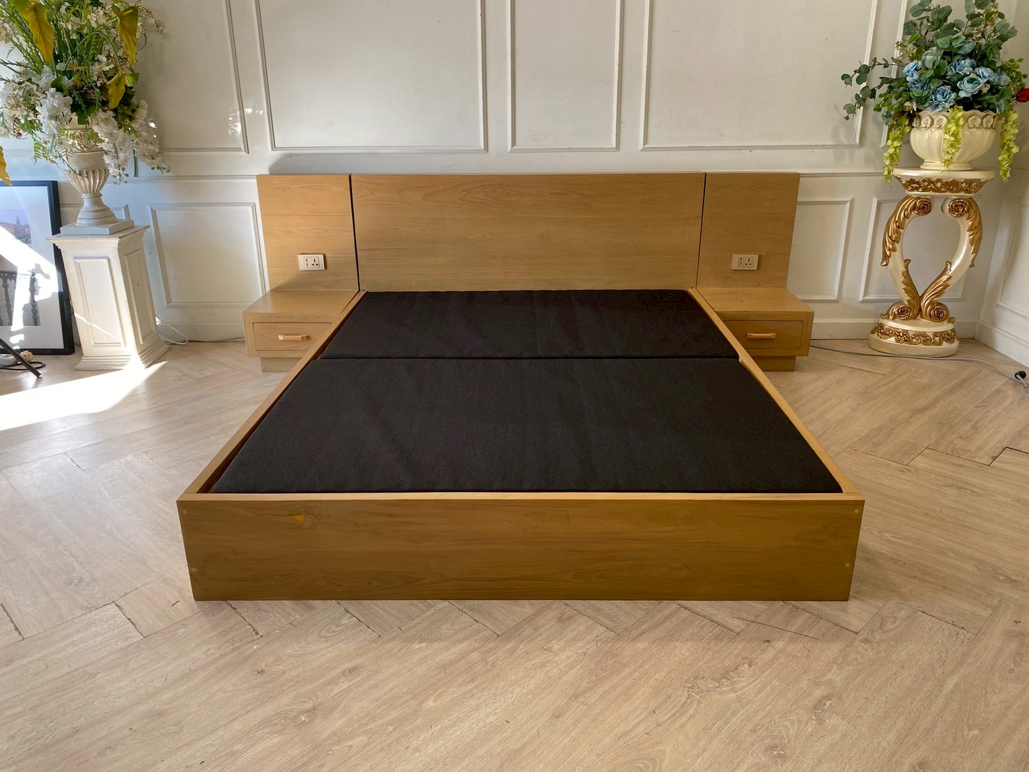 5-foot bed + teak headboard, black mattress, with power plug