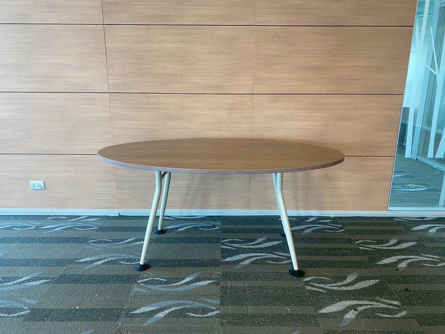 椭圆形桌子，钢制桌腿，木质桌面，棕色