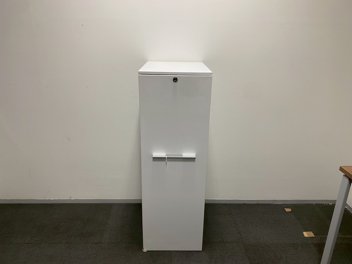 白色钢制文件柜