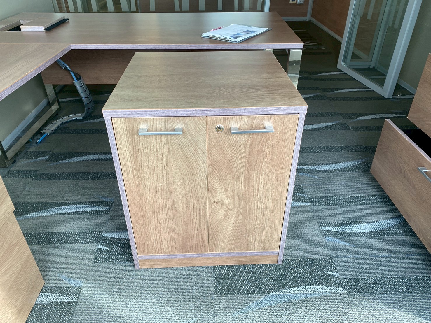 ตู้เอกสาร 2 บานเปิด โครงไม้ สีน้ำตาล (4)