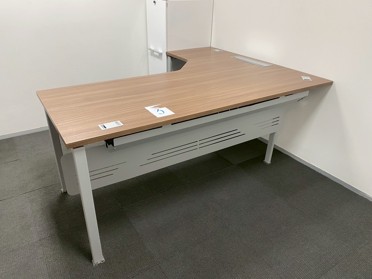 โต๊ะทำงาน เข้ามุมแอล ขาเหล็ก พร้อมรางปลั๊กไฟ กว้าง 180 cm  (1)