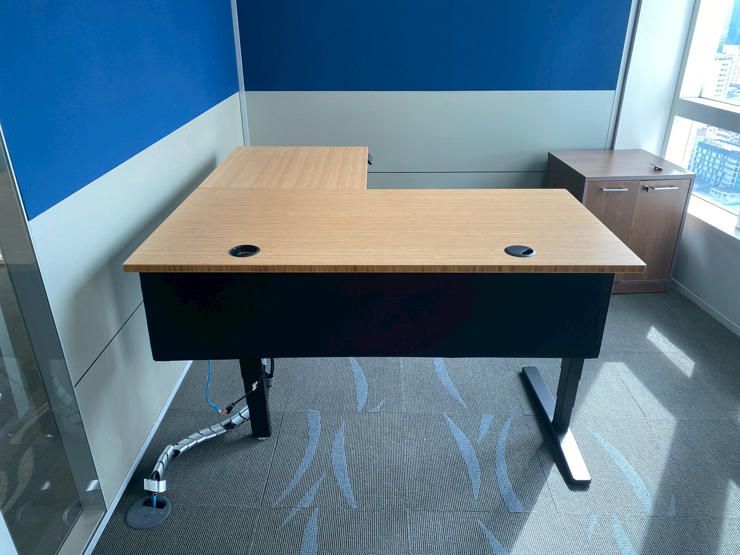 โต๊ะทำงาน ปรับยืน Uplift Desk เข้ามุมแอล ขาเหล็กสีดำ พร้อมรางปลั๊กไฟ กว้าง 150 cm (1)