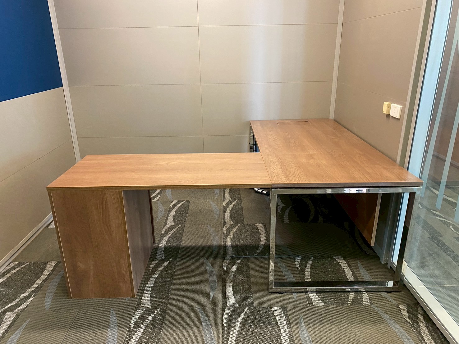 โต๊ะทำงาน เข้ามุมแอล 3 ลิ้นชัก ขาสเเตนเลส พร้อมราง ปลั๊กไฟ  (37)