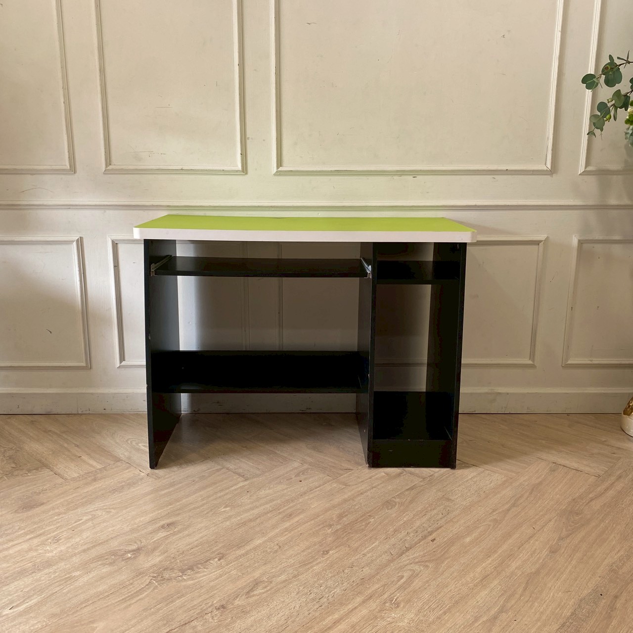 黑色木质框架电脑桌，绿色木质桌面