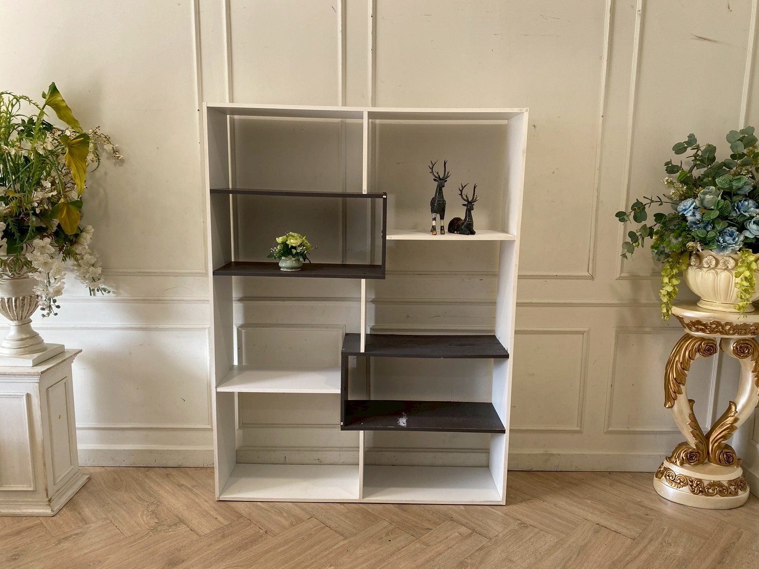 White/gray wooden frame shelf