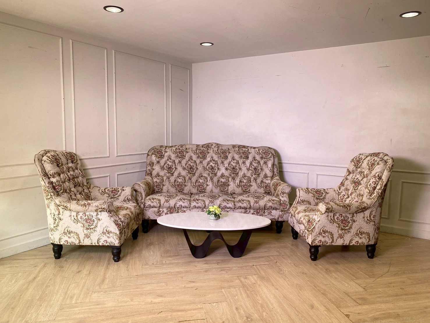 ชุดโซฟาหลุยส์ 3+1+1 ที่นั่ง เบาะผ้า ดึงกระดุม สีครีม (1)