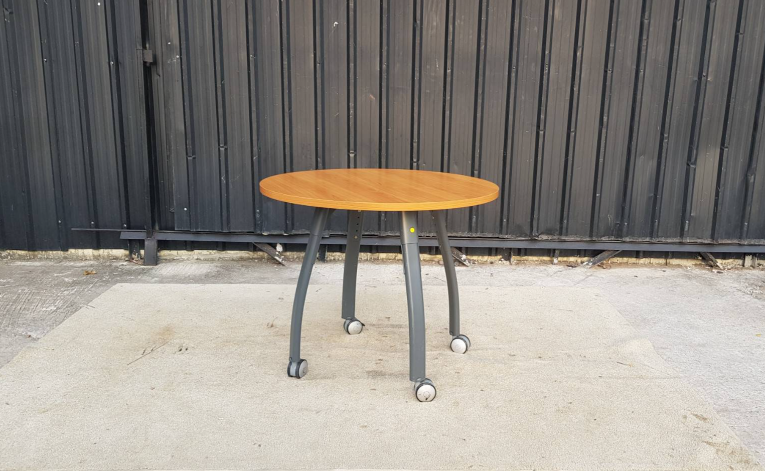 โต๊ะกลม ขาเหล็ก ล้อเลื่อน ท็อปไม้ ยี่ห้อ Rockworth 90 cm (1)