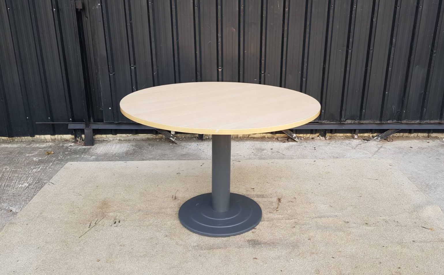 โต๊ะกลม ขาเหล็ก ท็อปไม้ สีครีม 110 cm (1)