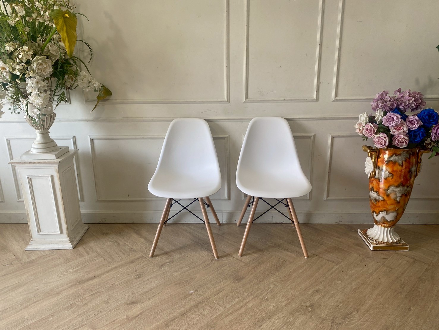 伊姆斯椅，木质椅腿，白色