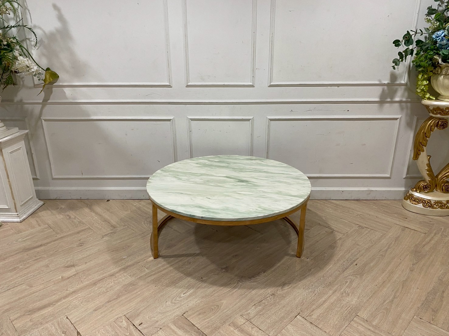 Round table with steel legs and white marble top