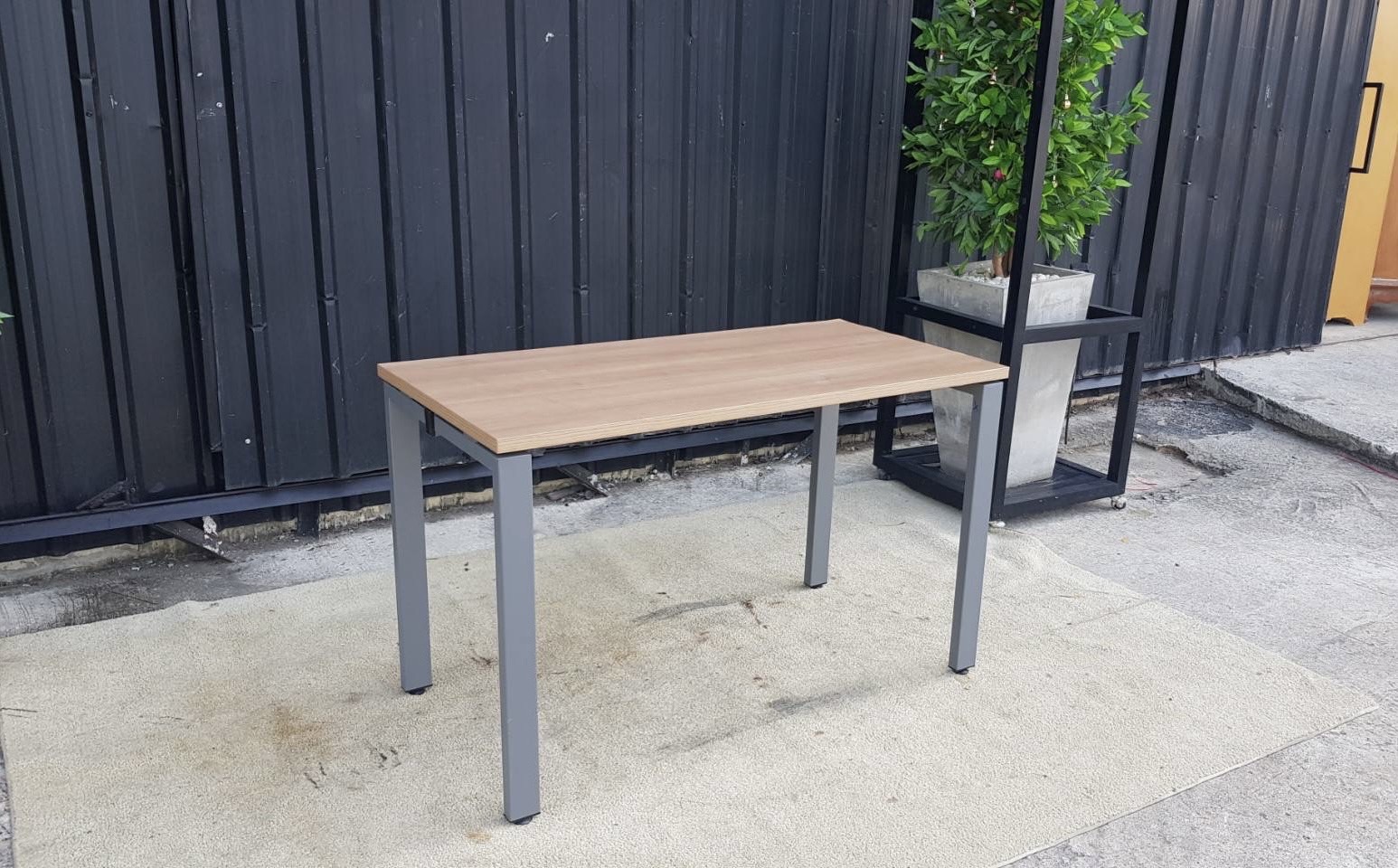 工作台，棕色木质桌面，灰色钢制桌腿。