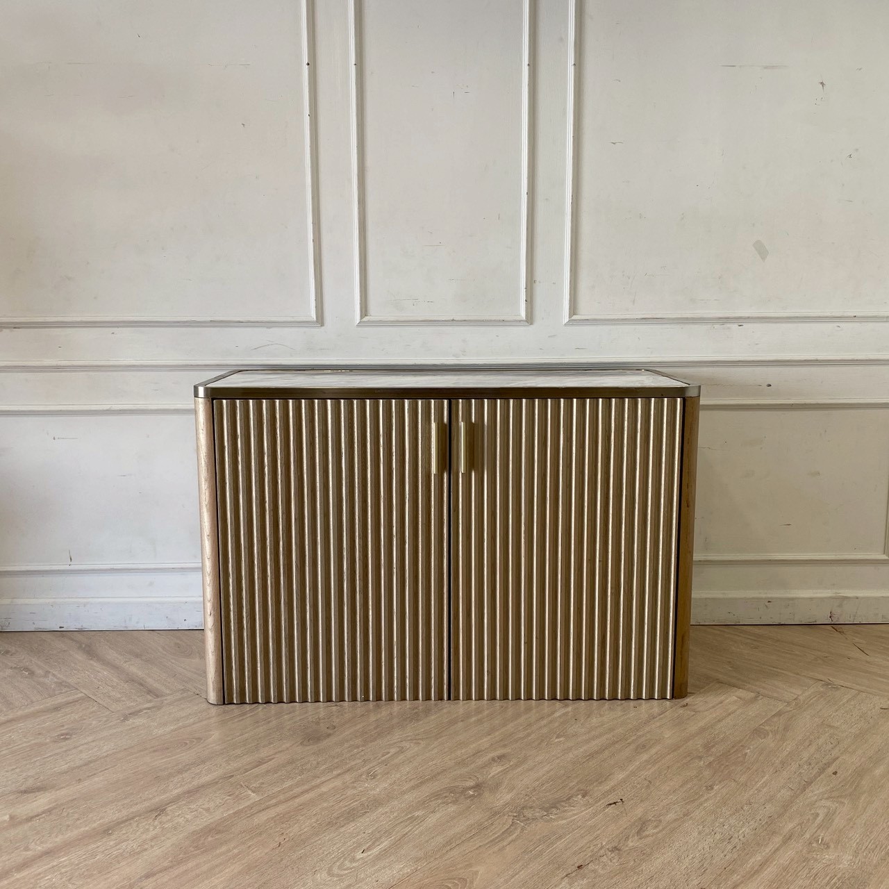 ตู้ไม้ 2 บานเปิด ทรงสี่เหลี่ยม สไตล์โมเดิร์น ลักชัวรี่ สีน้ำตาลขอบสแตนเลสสีทอง (1)