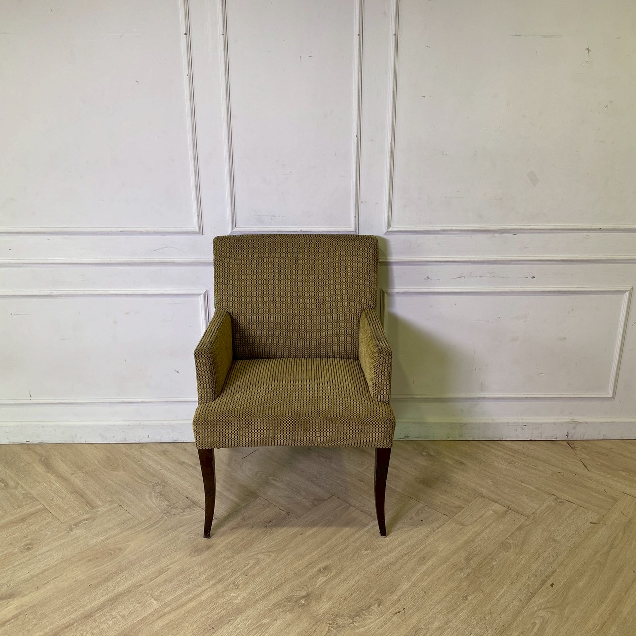 เก้าอี้อาร์มแชร์ ขาไม้ เบาะผ้า ลายตาราง สีน้ำตาล (1)