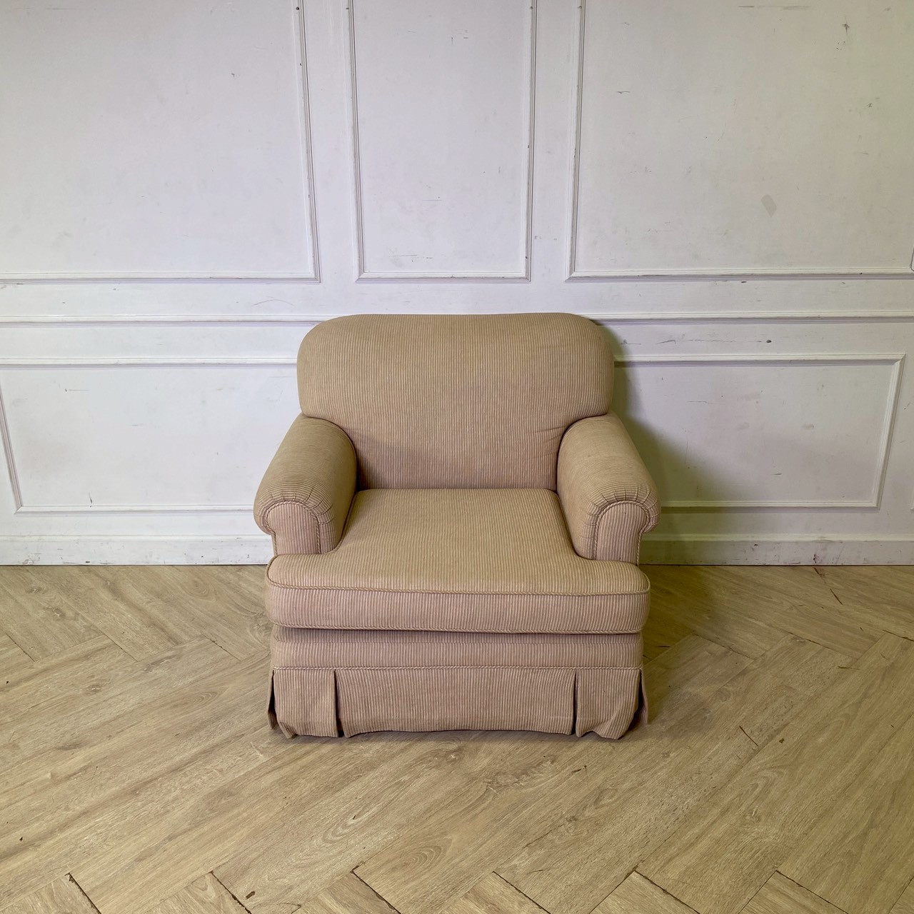 带轮扶手椅，布艺座椅，浅棕色。