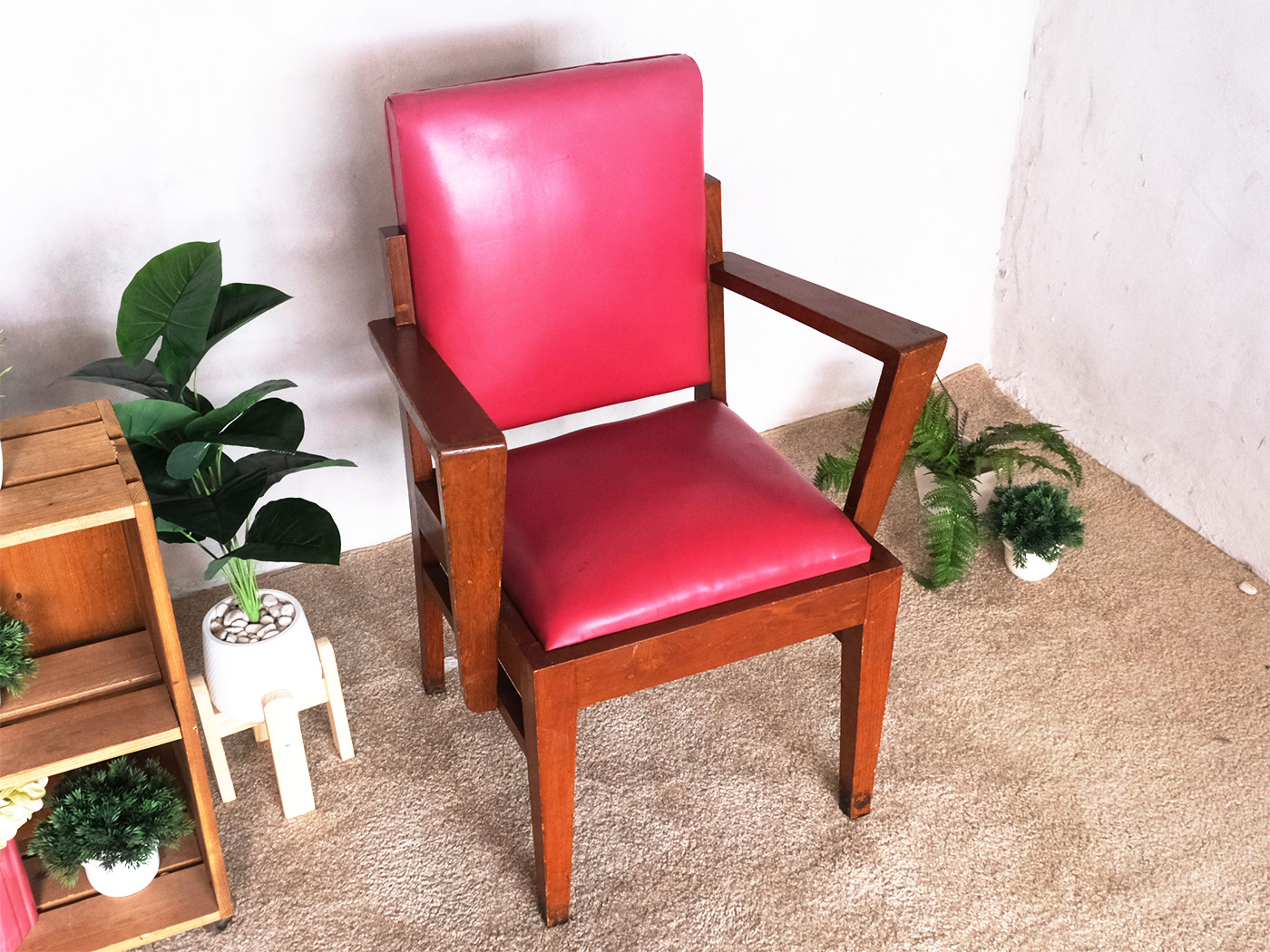 เก้าอี้ไม้ เบาะหนังสีแดง (1)