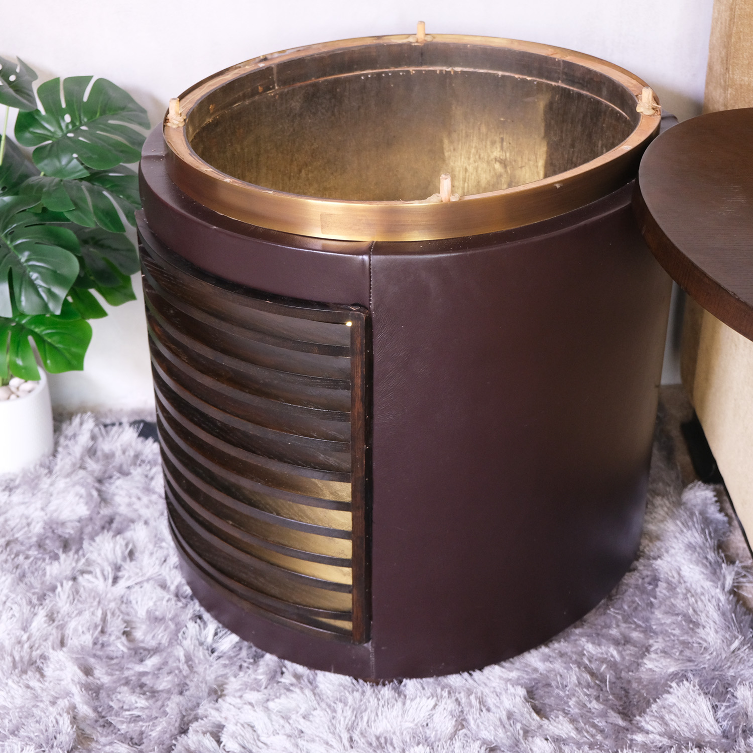 โต๊ะข้างโรงแรม ท๊อปไม้ หุ้มหนังสีน้ำตาล ขอบฝาปิดสีทอง ภายในกว้างเก็บของได้ (14)