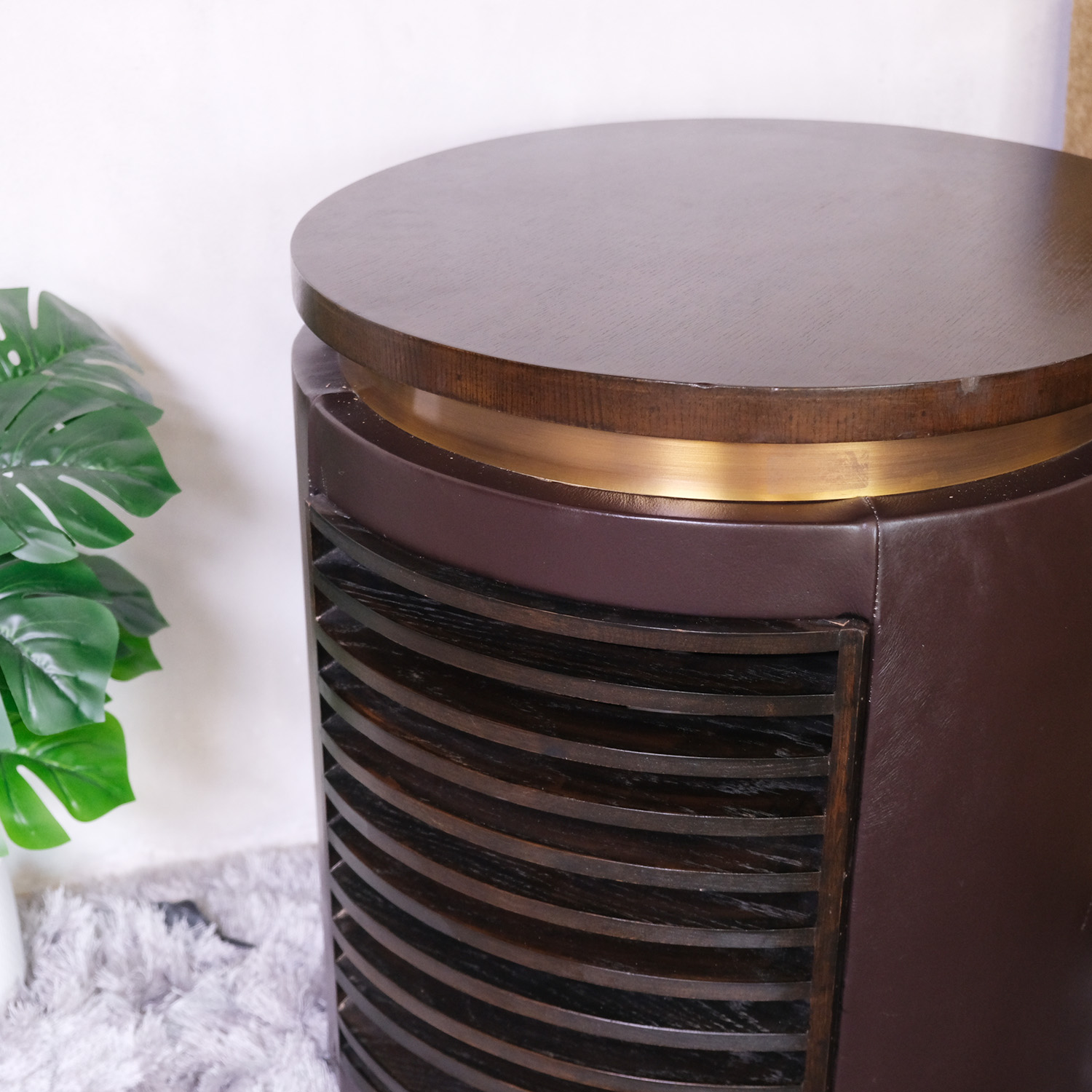 โต๊ะข้างโรงแรม ท๊อปไม้ หุ้มหนังสีน้ำตาล ขอบฝาปิดสีทอง ภายในกว้างเก็บของได้ (14)