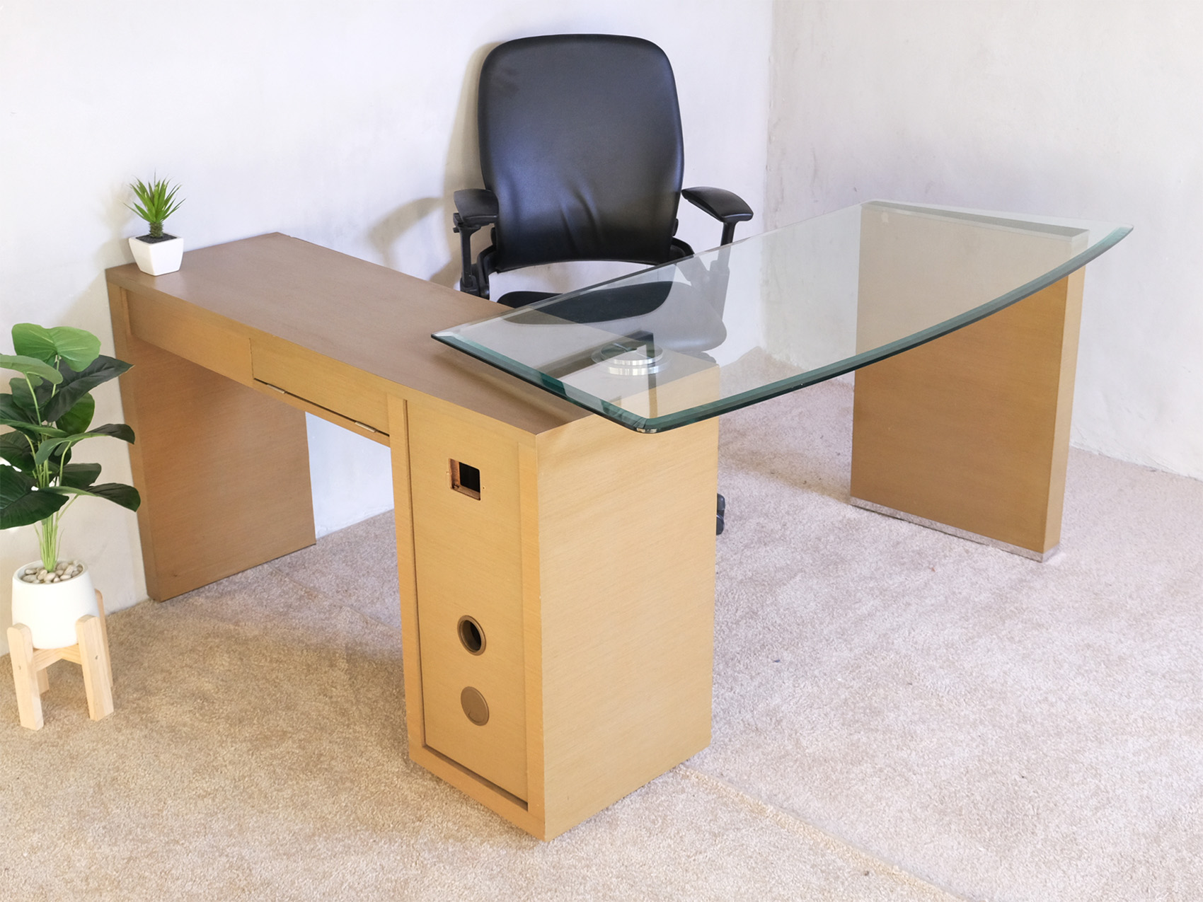 L 形转角办公桌，玻璃桌面，可折叠桌。有抽屉和储物格。
