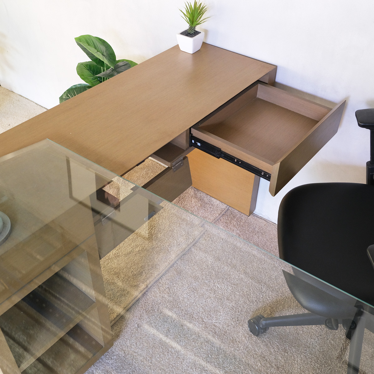 โต๊ะทำงานเข้ามุม L-Shape ท็อปกระจก โต๊ะปรับพับได้ มีลิ้นชักและช่องเก็บของ 167 cm (81)